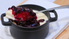 Baked yogurt with Berries